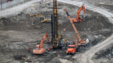 Kiev, Ukrayna 13 Mart 2019: Eğlence merkezinin sıfır döngü vakfının inşası üzerine işçiler tamir ekipmanları