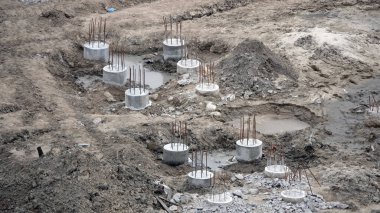 Kiev, Ukrayna 13 Mart 2019: Sıfır döngü inşaatı, inşaat alanındaki beton yığınları