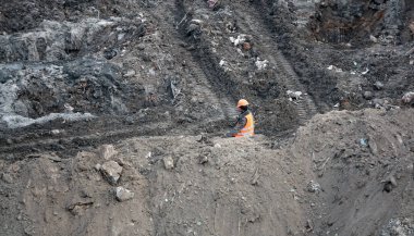 Kiev, Ukrayna 13 Mart 2019: İşçiler - bir eğlence merkezinin kuruluşunun sıfır döngülü inşaatı