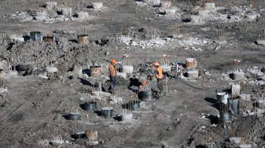 Kiev, Ukrayna 13 Mart 2019: İşçiler - bir eğlence merkezinin kuruluşunun sıfır döngülü inşaatı