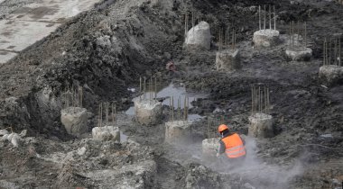 Kiev, Ukrayna 13 Mart 2019: İşçiler - bir eğlence merkezinin kuruluşunun sıfır döngülü inşaatı