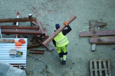 Kiev, Ukrayna 13 Mart 2019: İşçiler - bir eğlence merkezinin kuruluşunun sıfır döngülü inşaatı