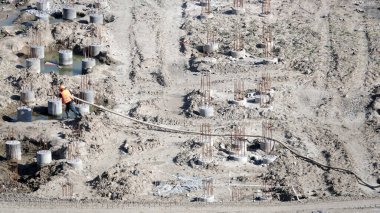 Kiev, Ukrayna 13 Mart 2019: İşçiler - bir eğlence merkezinin kuruluşunun sıfır döngülü inşaatı