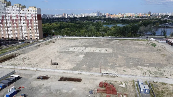 Kiev, Ukrayna 30 Ağustos 2019: Evin inşaatında sondaj makinesinin çalışması