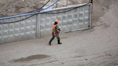 Kiev, Ukrayna 13 Mart 2019: İşçiler - bir eğlence merkezinin kuruluşunun sıfır döngülü inşaatı