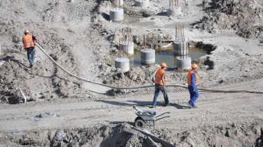 Kiev, Ukrayna 13 Mart 2019: İşçiler - bir eğlence merkezinin kuruluşunun sıfır döngülü inşaatı