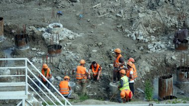 Kiev, Ukrayna 13 Mart 2019: İşçiler - bir eğlence merkezinin kuruluşunun sıfır döngülü inşaatı