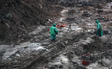 Kiev, Ukrayna 13 Mart 2019: İşçiler - bir eğlence merkezinin kuruluşunun sıfır döngülü inşaatı