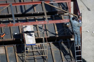 Kiev, Ukrayna 13 Mart 2019: İşçiler - bir eğlence merkezinin kuruluşunun sıfır döngülü inşaatı