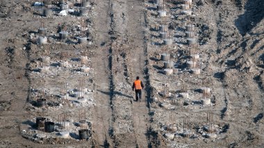 Kiev, Ukrayna 13 Mart 2019: İşçiler - bir eğlence merkezinin kuruluşunun sıfır döngülü inşaatı