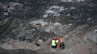 Kiev, Ukrayna 13 Mart 2019: İşçiler - bir eğlence merkezinin kuruluşunun sıfır döngülü inşaatı