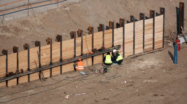 Kiev, Ukrayna 13 Mart 2019: İşçiler - bir eğlence merkezinin kuruluşunun sıfır döngülü inşaatı