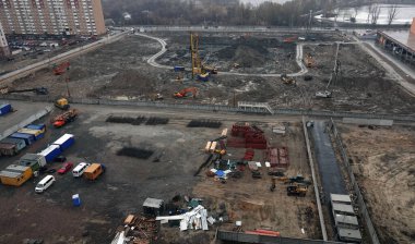 Kiev, Ukrayna 13 Mart 2019: İşçiler ve makineler - bir eğlence merkezinin kuruluşunun sıfır döngülü inşaatı