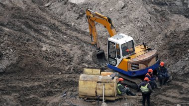 Kiev, Ukrayna 13 Mart 2019: İşçiler ve makineler - bir eğlence merkezinin kuruluşunun sıfır döngülü inşaatı