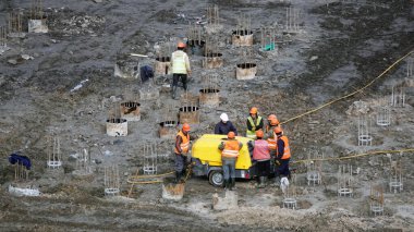 Kiev, Ukrayna 13 Mart 2019: İşçiler ve makineler - bir eğlence merkezinin kuruluşunun sıfır döngülü inşaatı