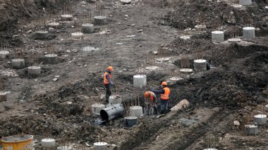 Kiev, Ukrayna 13 Mart 2019: İşçiler ve makineler - bir eğlence merkezinin kuruluşunun sıfır döngülü inşaatı