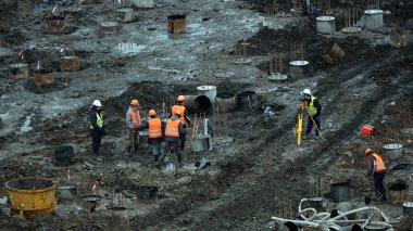 Kiev, Ukrayna 13 Mart 2019: İşçiler ve makineler - bir eğlence merkezinin kuruluşunun sıfır döngülü inşaatı