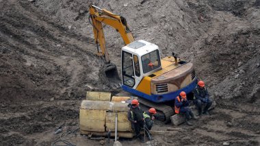 Kiev, Ukrayna 13 Mart 2019: İşçiler ve makineler - bir eğlence merkezinin kuruluşunun sıfır döngülü inşaatı