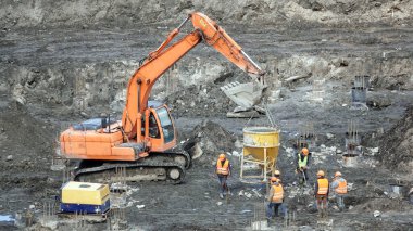 Kiev, Ukrayna 13 Mart 2019: İşçiler ve makineler - bir eğlence merkezinin kuruluşunun sıfır döngülü inşaatı