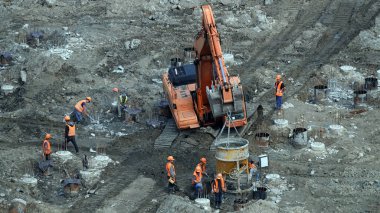 Kiev, Ukrayna 13 Mart 2019: İşçiler ve makineler - bir eğlence merkezinin kuruluşunun sıfır döngülü inşaatı