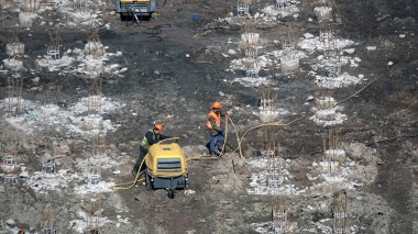 Kiev, Ukrayna 13 Mart 2019: İşçiler ve makineler - bir eğlence merkezinin kuruluşunun sıfır döngülü inşaatı