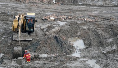 Kiev, Ukrayna 13 Mart 2019: İşçiler ve makineler - bir eğlence merkezinin kuruluşunun sıfır döngülü inşaatı