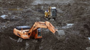 Kiev, Ukrayna 13 Mart 2019: İşçiler ve makineler - bir eğlence merkezinin kuruluşunun sıfır döngülü inşaatı