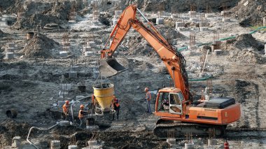 Kiev, Ukrayna 13 Mart 2019: İşçiler ve makineler - bir eğlence merkezinin kuruluşunun sıfır döngülü inşaatı