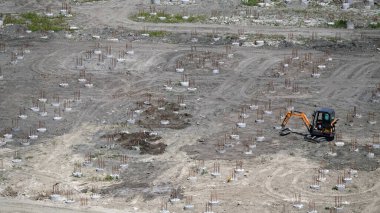 Kiev, Ukrayna 13 Mart 2019: Traktör ve kazıcılar sıfır döngüsünün inşası üzerinde çalışıyorlar