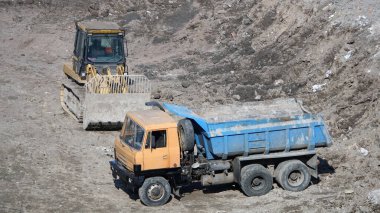 Kiev, Ukrayna 13 Mart 2019: Traktör ve kazıcılar sıfır döngüsünün inşası üzerinde çalışıyorlar