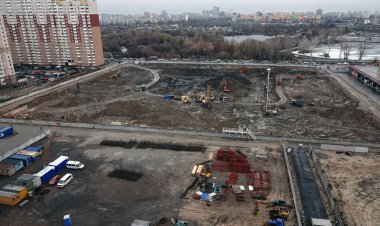 Kiev, Ukrayna 13 Mart 2019: Traktör ve kazıcılar sıfır döngüsünün inşası üzerinde çalışıyorlar