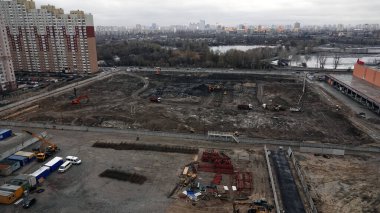 Kiev, Ukrayna 13 Mart 2019: Traktör ve kazıcılar sıfır döngüsünün inşası üzerinde çalışıyorlar