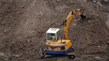 Kiev, Ukrayna 13 Mart 2019: Traktör ve kazıcılar sıfır döngüsünün inşası üzerinde çalışıyorlar