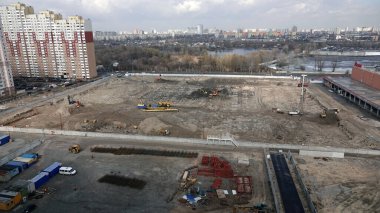 Kiev, Ukrayna 13 Mart 2019: Traktör ve kazıcılar sıfır döngüsünün inşası üzerinde çalışıyorlar