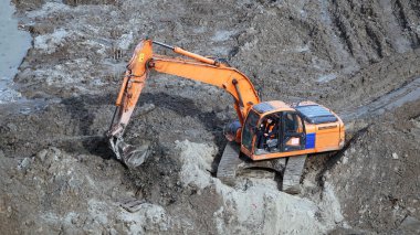 Kiev, Ukrayna 13 Mart 2019: Traktör ve kazıcılar sıfır döngüsünün inşası üzerinde çalışıyorlar