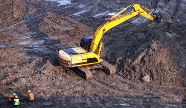 Kiev, Ukrayna 13 Mart 2019: Traktör ve kazıcılar sıfır döngüsünün inşası üzerinde çalışıyorlar