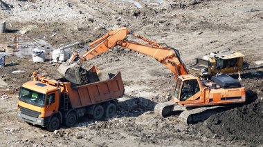 Kiev, Ukrayna 13 Mart 2019: Traktör ve kazıcılar sıfır döngüsünün inşası üzerinde çalışıyorlar