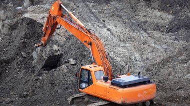 Kiev, Ukrayna 13 Mart 2019: Traktör ve kazıcılar sıfır döngüsünün inşası üzerinde çalışıyorlar