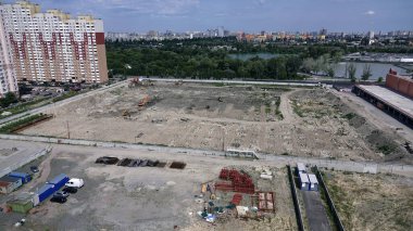 Kiev, Ukrayna 13 Mart 2019: Traktör ve kazıcılar sıfır döngüsünün inşası üzerinde çalışıyorlar