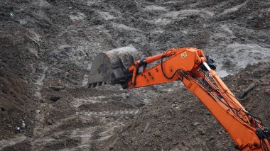 Kiev, Ukrayna 13 Mart 2019: Traktör ve kazıcılar sıfır döngüsünün inşası üzerinde çalışıyorlar