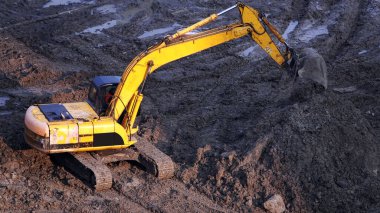 Kiev, Ukrayna 13 Mart 2019: Traktör ve kazıcılar sıfır döngüsünün inşası üzerinde çalışıyorlar