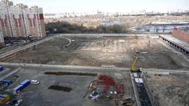 Kiev, Ukrayna 13 Mart 2019: Traktör ve kazıcılar sıfır döngüsünün inşası üzerinde çalışıyorlar