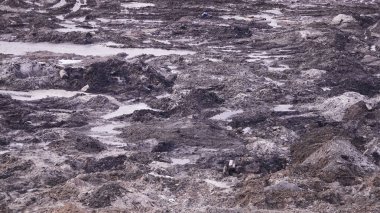 Kiev, Ukrayna, 17 Ekim 2018: Kazı sahasında çamurda işçiler; süpermarket AUCHAN inşaatı