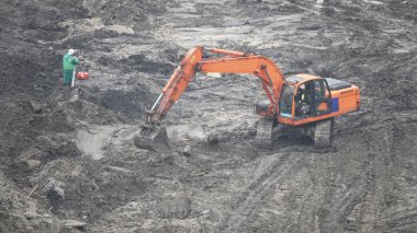 Kiev, Ukrayna, 17 Ekim 2018: Kazı sahasında çamurda işçiler; süpermarket AUCHAN inşaatı