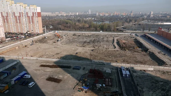 Kiev, Ukrayna 13 Mart 2019: Traktör ve kazıcılar sıfır döngüsünün inşası üzerinde çalışıyorlar