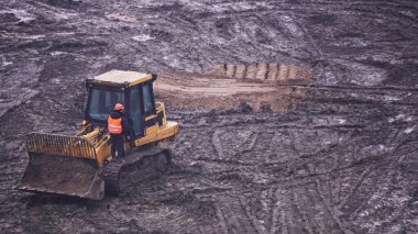 Kiev, Ukrayna, 17 Ekim 2018: Kazı sahasında çamurda işçiler; süpermarket AUCHAN inşaatı