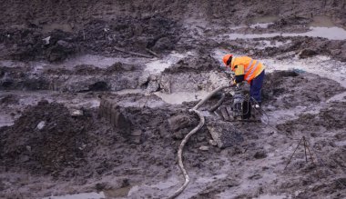Kiev, Ukrayna, 17 Ekim 2018: Kazı sahasında çamurda işçiler; süpermarket AUCHAN inşaatı