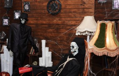 Kiev, Ukrayna 28 Ekim 2020: Siyah elbiseli insan mankenleri ve kafa yerine insan kafataslarıyla dolu bir oda