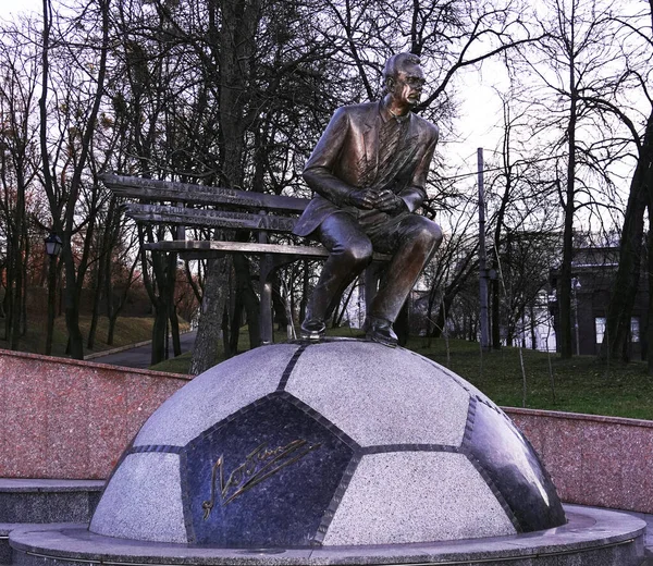 キエフ ウクライナ12月16 2019 ウクライナの感謝の人々からキエフのキエフダイナモサッカーチームの独創的なコーチへの記念碑 — ストック写真