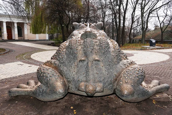 Kiev Ucrania Noviembre 2020 Monumento Bronce Sapo Alcancía Parque Mariinsky — Foto de Stock
